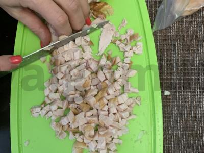 Pekino kopūstų ir rūkytos vištienos salotos Žingsnis 1