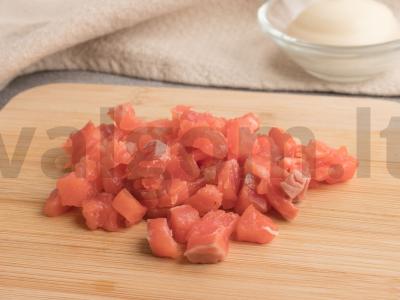 Pita su kiaušiniu, lašiša ir žaliaisiais svogūnais Žingsnis 1