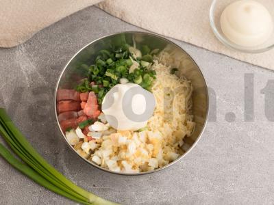 Pita su kiaušiniu, lašiša ir žaliaisiais svogūnais Žingsnis 2