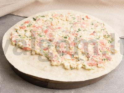 Pita su kiaušiniu, lašiša ir žaliaisiais svogūnais Žingsnis 3