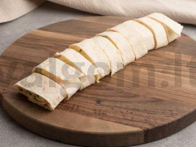 Pita su kiaušiniu, lašiša ir žaliaisiais svogūnais Žingsnis 4