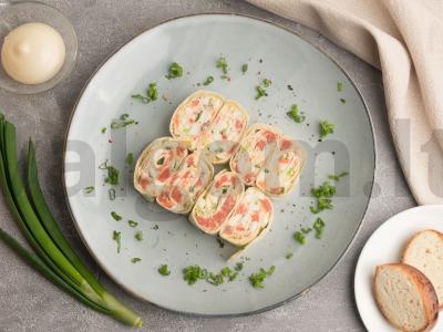 Pita su kiaušiniu, lašiša ir žaliaisiais svogūnais pagrindine nuotrauka