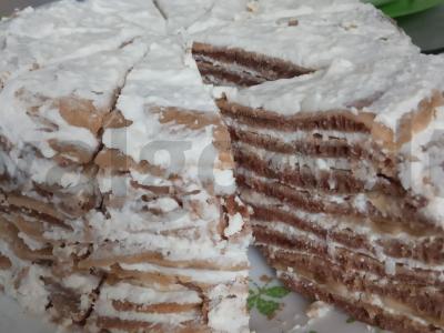 Šokoladinis pyragas keptuvėje pagrindine nuotrauka