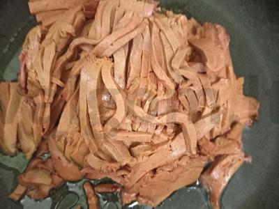Piene troškintos kepenys su daržovėmis Žingsnis 1