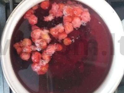 Vitaminų kompotas iš šaldytų uogų su citrina Žingsnis 1