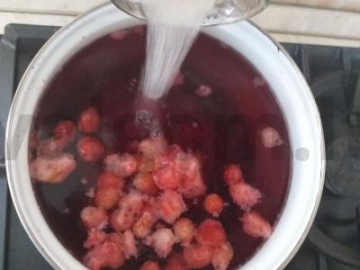 Vitaminų kompotas iš šaldytų uogų su citrina Žingsnis 2