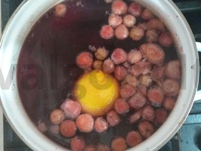 Vitaminų kompotas iš šaldytų uogų su citrina Žingsnis 3