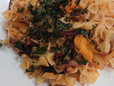 Makaronai su jūros gėrybėmis ir bazilikais pagrindine nuotrauka