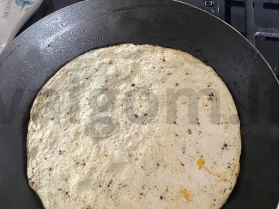Omletas keptuvėje pagrindine nuotrauka