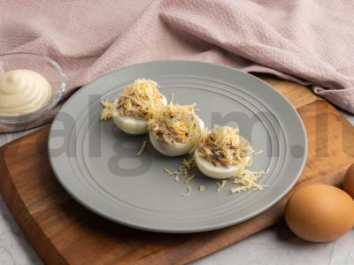 Įdaryti kiaušiniai su šprotais ir sūriu Žingsnis 3