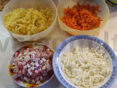 Sluoksniuotos salotos su krabų lazdelėmis Žingsnis 2