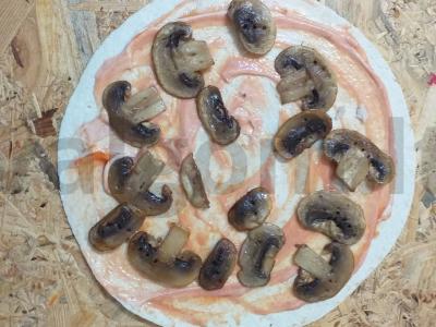 Vištienos ir grybų pica ant plonos plokščios duonos Žingsnis 3