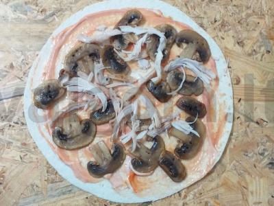 Vištienos ir grybų pica ant plonos plokščios duonos Žingsnis 4