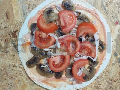 Vištienos ir grybų pica ant plonos plokščios duonos Žingsnis 5