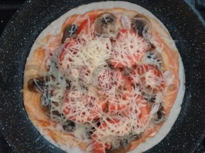 Vištienos ir grybų pica ant plonos plokščios duonos Žingsnis 6