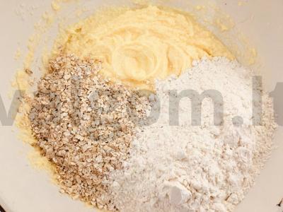 Naminiai avižiniai sausainiai su šokolado ir lazdyno riešutų įdaru Žingsnis 1