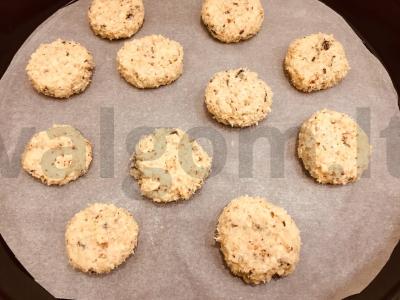 Naminiai avižiniai sausainiai su šokolado ir lazdyno riešutų įdaru pagrindine nuotrauka