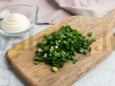 Kiaušiniai, įdaryti žaliaisiais svogūnais ir tryniu Žingsnis 1