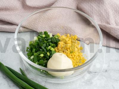 Kiaušiniai, įdaryti žaliaisiais svogūnais ir tryniu Žingsnis 2