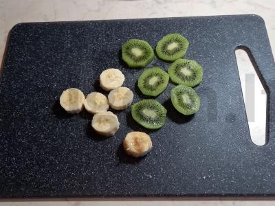 Sluoksniai su varške, kiviais ir bananais Žingsnis 3