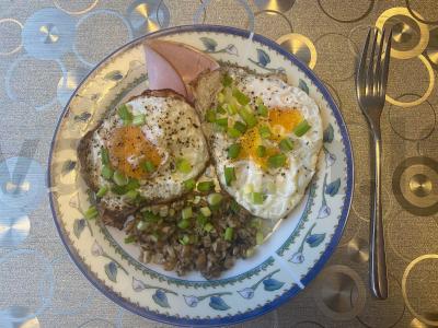 Angliški pusryčiai su kiaušiniene ir grybais pagrindine nuotrauka