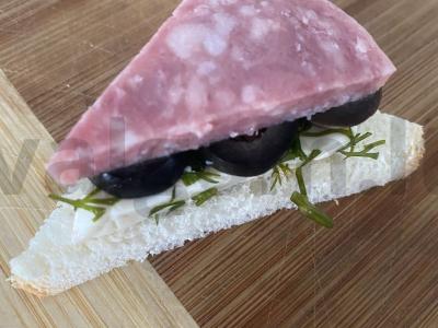 Mini sumuštinukai su sūriu, alyvuogėmis ir cervalata Žingsnis 9
