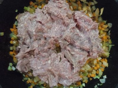 Klasikiniai spagečiai su malta mėsa, daržovėmis ir pomidorų pasta Žingsnis 1