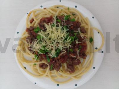 Klasikiniai spagečiai su malta mėsa, daržovėmis ir pomidorų pasta pagrindine nuotrauka