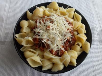 Bolonijos makaronai su salierais pagrindine nuotrauka