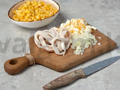 Salotos su kukurūzais ir kalmarais Žingsnis 1