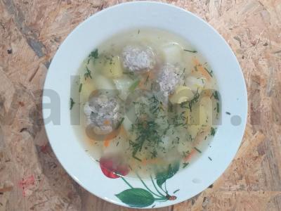 Lengva sriuba su mėsos kukuliais ir ryžiais pagrindine nuotrauka