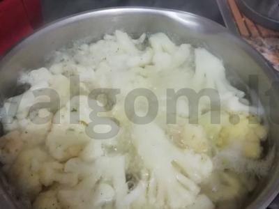 Žiedinių kopūstų pyragėliai su špinatais Žingsnis 1