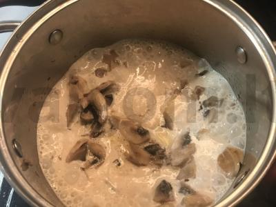 Kalakutiena su grybais grietinėlės padaže Žingsnis 4