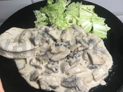 Kalakutiena su grybais grietinėlės padaže pagrindine nuotrauka