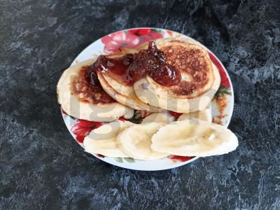 Blyneliai su lydytu pienu pagrindine nuotrauka