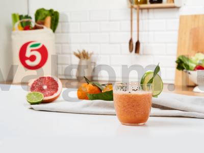 Mandarinų sulčių fraiche su greipfrutais ir laimu pagrindine nuotrauka