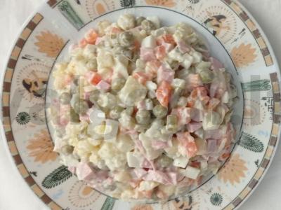 Naminės naujametinės salotos pagrindine nuotrauka