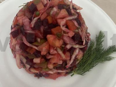 Salotos "Delicious" su burokėliais, raugintais kopūstais ir obuoliais pagrindine nuotrauka