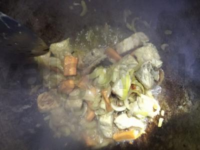 Bulvės su mėsa ant atviros ugnies puode Žingsnis 7