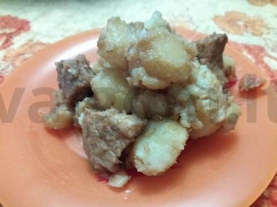 Bulvės su mėsa ant atviros ugnies puode pagrindine nuotrauka