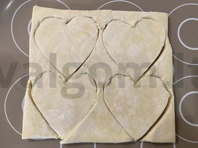 Sluoksniuotos tešlos valentinos su obuoliais Žingsnis 1