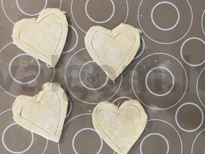 Sluoksniuotos tešlos valentinos su obuoliais Žingsnis 2