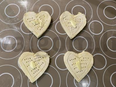 Sluoksniuotos tešlos valentinos su obuoliais Žingsnis 4