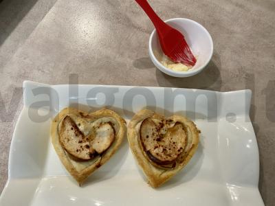 Sluoksniuotos tešlos valentinos su obuoliais Žingsnis 8