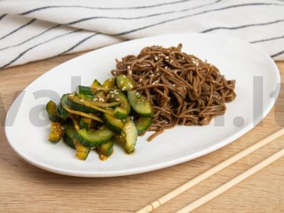 Soba su agurkų salotomis. Žingsnis 4