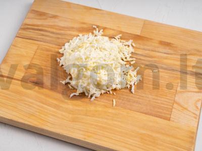 Žuvies salotos su kukurūzais, krabų lazdelėmis ir ananasais Žingsnis 1