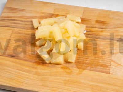 Žuvies salotos su kukurūzais, krabų lazdelėmis ir ananasais Žingsnis 2