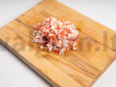 Žuvies salotos su kukurūzais, krabų lazdelėmis ir ananasais Žingsnis 3