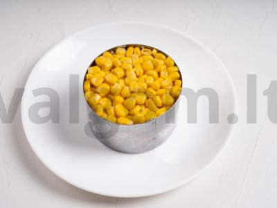 Žuvies salotos su kukurūzais, krabų lazdelėmis ir ananasais Žingsnis 4