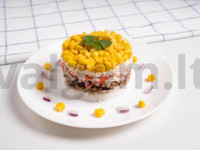 Žuvies salotos su kukurūzais, krabų lazdelėmis ir ananasais pagrindine nuotrauka